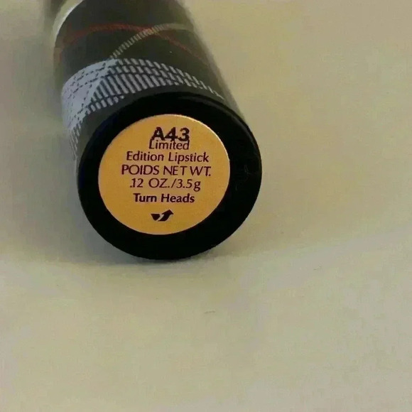 Estée Lauder Turn Heads Lipstick - Picture 2 of 3